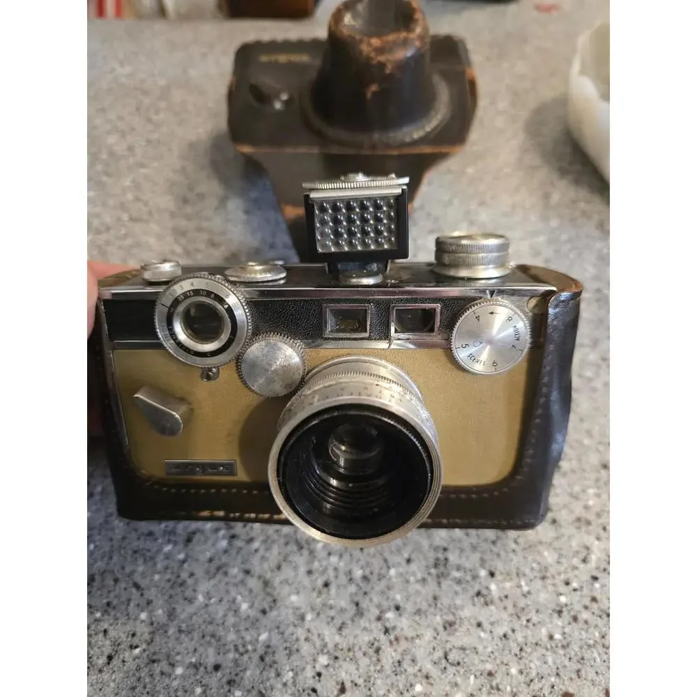 Vintage Argus C3 35mm Rangefinder Camera The Brick with flash and case!